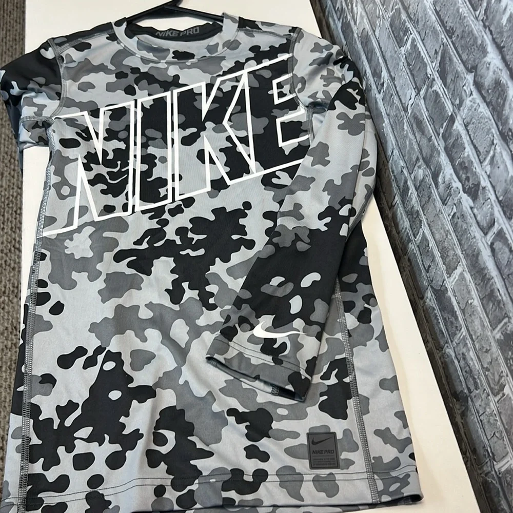 Nike Pro‎ shirt